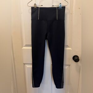 💕 LIKE NEW Vuori Evolve Lunar Leggings in Navy - Sz Medium